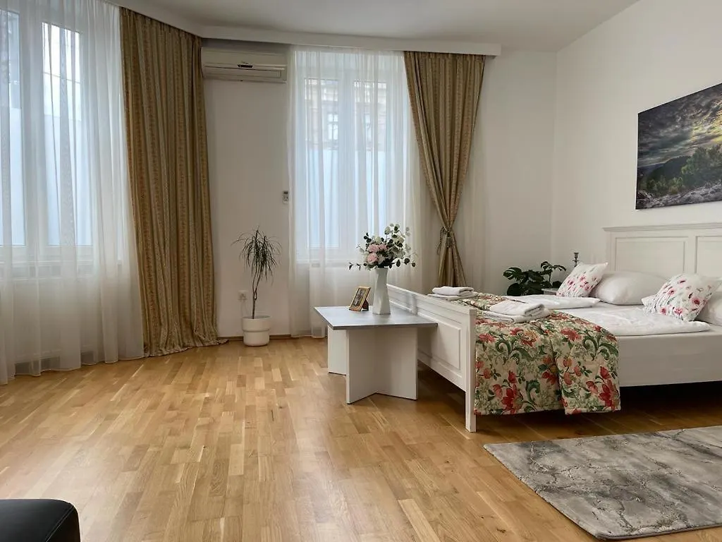 Vienna City Apartment 1